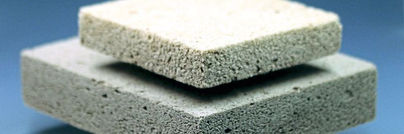 Um die Einsatzmöglichkeiten von Holzschäumen zu erweitern, haben Forscher einen neuartigen Hybridwerkstoff entwickelt, der einen Eigenschaftsmix von Holzschaum und Metallschwamm aufweist.