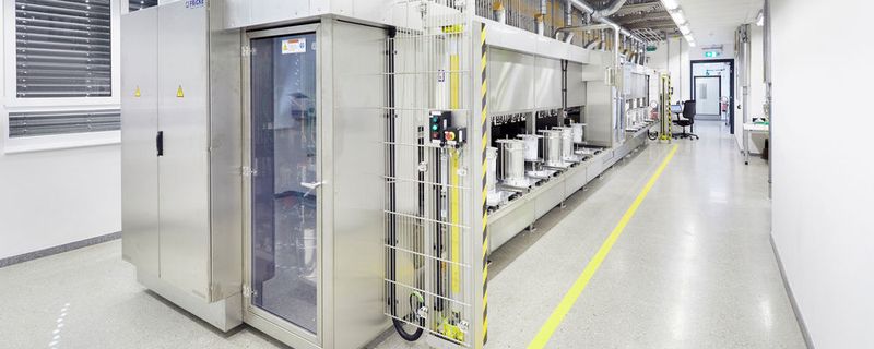 Im neuen „Lean Lab“ sorgt ein zwölf Meter langer und acht Tonnen schwerer Labordosierautomat für gleichbleibende Qualität und Reproduzierbarkeit von Standard-Formulierungen.