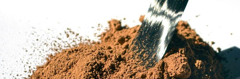 Das braune Lignin ist ein Abfallprodukt der Papierindustrie. Schon bald soll es zur Herstellung von ökologischen Kohlenstofffasern eingesetzt werden.