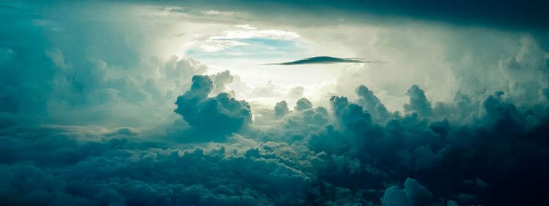 Viele Unternehmen fürchten zurecht ein Vendor-Lock-in, wenn sie nur einer Cloud vertrauen. Sie behalten kritische Applikationen und nehmen die Angebote weitere Cloud-Anbieter an. So muss ein Cloud-Monitoring heute bereits über 300 unterschiedliche Integrationen abdecken.