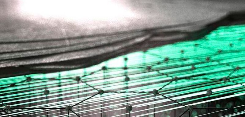 Das elektrische Feld von Licht beschleunigt Elektronen (grüne Streifen) an der Oberfläche eines topologischen Isolators (elektronenmikroskopische Aufnahme links oben) bei optischen Taktraten.