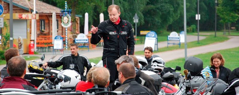 Flammende Begrüßungsrede auf seiner ersten Motorradtour: Florian Fischer am Brombachsee auf der Altmühltal-Tour 2012.