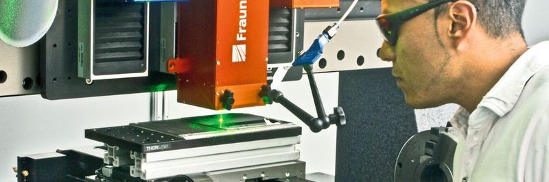 Alfredo Aguilar, Wissenschaftler im Team Oberflächenfunktionalisierung am Fraunhofer-IWS, bedient das weltweit größte 3D-DLIP-System, das seinen Standort an der TU Dresden hat.