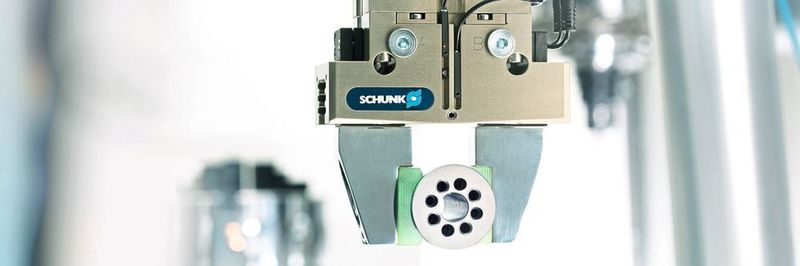 Ab sofort bietet Schunk speziell für die Roboterarme von Universal Robots einen kompletten Greifsystembaukasten, der elektrisch und pneumatisch gesteuerte Greifer, Schnellwechselmodule und Kraft-Momenten-Sensoren umfasst.