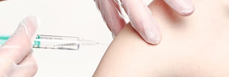 In der bevorstehenden Grippesaison 2018/19 erhalten erstmals auch alle gesetzlich kraneknversicherten Patienten einen Vierfach-Grippeimpfstoff. Das Paul-Ehrlich-Institut (PEI) hatte bereits Ende August rund 9,3 Millionen Impfdosen des Grippeimpfstoffs freigegeben. (Symbolbild)