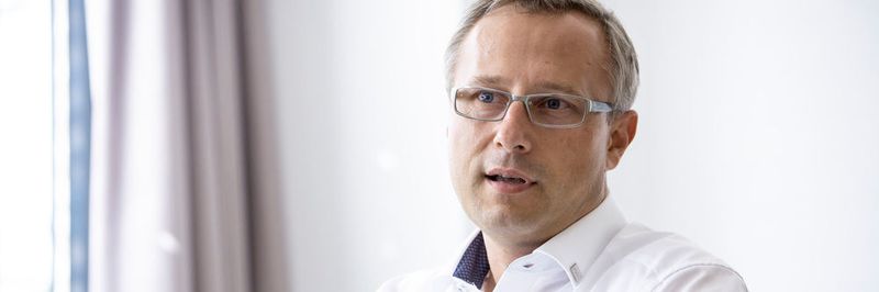 Die Rolle der Digitalisierung, um in Losgröße 1 zu produzieren, ist hoch. „Sie ist ein Muss, weil wir einfach durch die vielen kleinen Losgrößen darauf angewiesen sind, dem Mitarbeiter immer die bestmöglichen Informationen zur Verfügung zu stellen“, so Pulter.