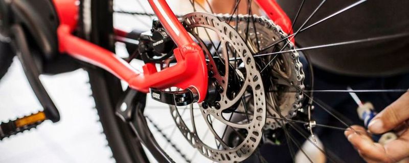 Beim Gebraucht-Bike Kauf sollte der Interessent sowohl die inneren als auch äußeren Wert des E-Bikes genau mustern und überprüfen.
