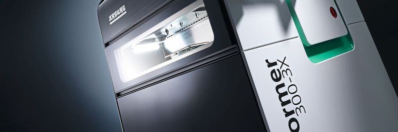 Der Freeformer 300-3X von Arburg verarbeitet drei Komponenten und ermöglicht die industrielle Additive Fertigung komplexer Funktionsbauteile in belastbarer Hart-Weich-Verbindung mit Stützstruktur.