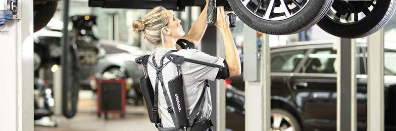 Paexo ist ein passives Exoskelett, das keine Energiezufuhr benötigt. Das Gewicht der erhobenen Arme wird über die Armschalen mithilfe einer mechanischen Seilzugtechnik auf die Hüfte abgeleitet.