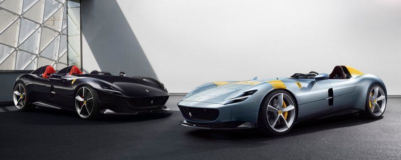 Ferrari zeigt mit dem Monza SP1 und SP2 zwei Modelle einer neuen Baureihe, die an die glorreichen Tage der Marke im Rennsport erinnern sollen.