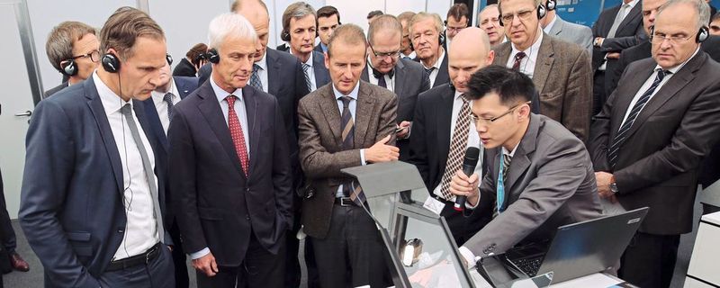 Impression der IZB 2016: Konzernvertreter begutachten Innovationen der Zulieferer.