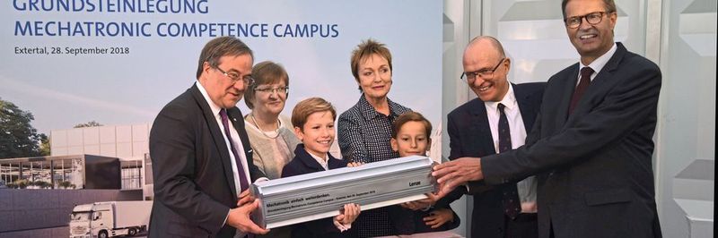 Legten heute den Grundstein für den MCC: (v.l.) Armin Laschet, Monika Rehmert, Babette Herbert mit ihren Enkelkindern, Nikolaus Belling und Christian Wendler.