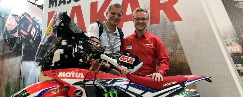 Johannes Hemme (re.), Motul Deutschland, und Stephan Maderner.