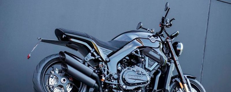 Horex setzt auf dunkle Optik - Anstatt üppig mit Chrom-Anbauteilen ausgestattet zu sein, ist die neuste Variante von Horex' VR6-Baureihe komplett schwarz – matt oder glänzend.