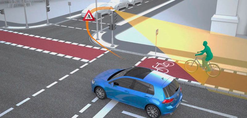 Sensoren an der Ampel erfassen den Radfahrer und warnen den Autofahrer.