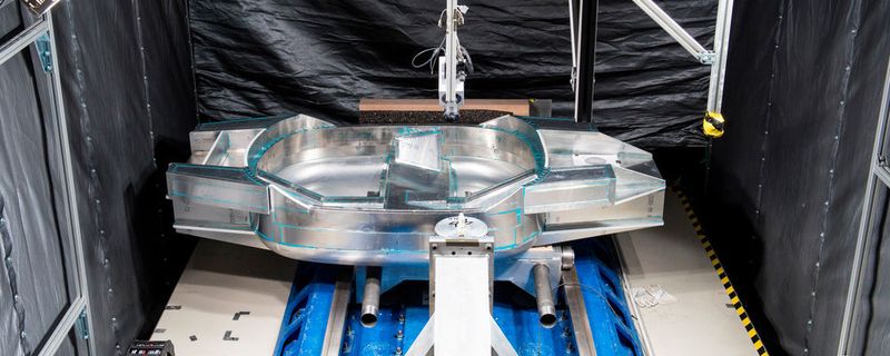 The DLR's Safe Light Regional Vehicle (SLRV) is characterized by a very light and, at the same time, particularly safe body made of sandwich materials.