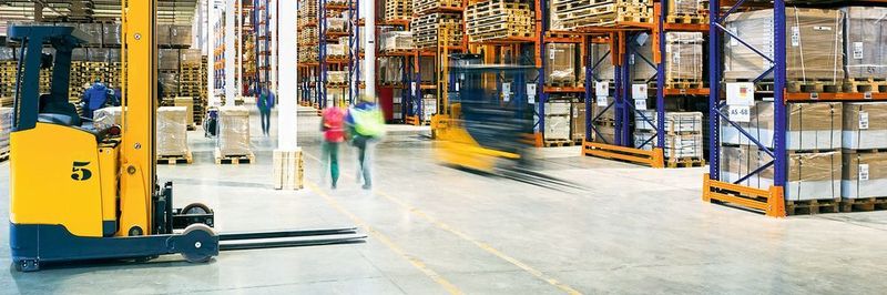 Wo Gabelstapler und Personen in unübersichtlichen Bereichen der Intralogistik gleichzeitig arbeiten, werden an die Sicherheit von Mitarbeitern hohe Ansprüche gestellt.