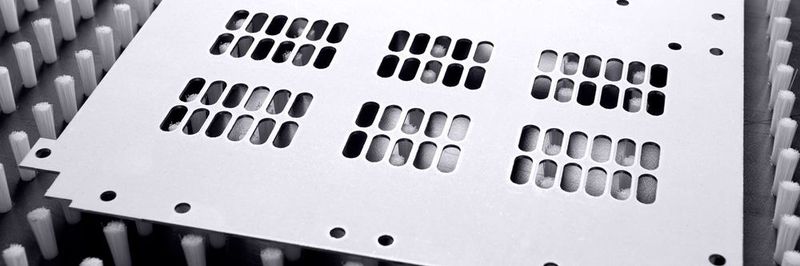 Bürstenplatten ermöglichen das Oberflächen schonende Handling großer und kleiner Metallblechtafeln und unterstützen deren präzises Fixieren.