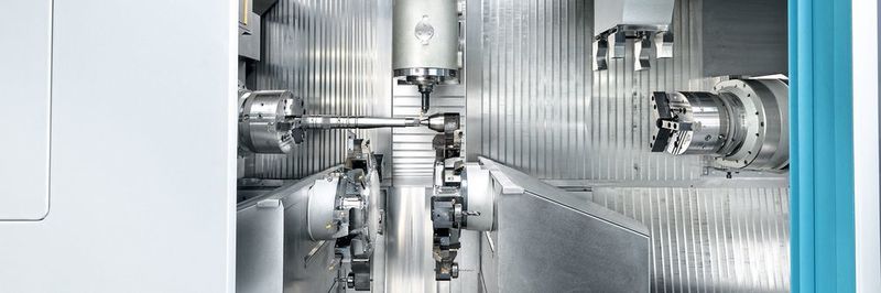 Dank des grossen Arbeitsraumes und dem Abstand zwischen der Haupt- und Gegenspindel kann kollisionsunkritisch mit der Motorfrässpindel und den Werkzeugrevolvern zeitgleich an der Haupt- und Gegenspindel bearbeitet werden.