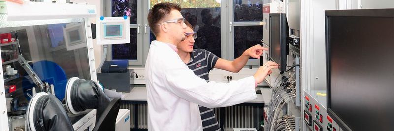 Wissenschaftler des KIT forschen an den Batterien der nächsten Generation.