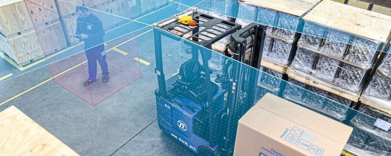 Der „Innovation Forklift“ umfährt eigenständig Hindernisse und hält an, sobald sich Personen im Fahrweg befinden.