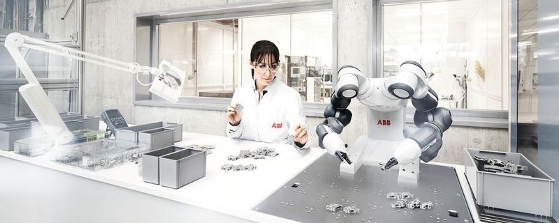 In der Fabrik der Zukunft sollen individuelle Produkte in Serie entstehen. Die Menschen in den Werken werden dann viel enger mit Robotern zusammenarbeiten.