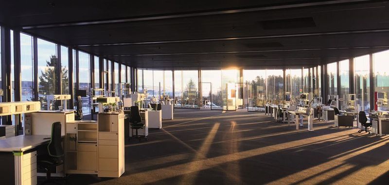 Blick in die Ausstellung. Hier präsentiert erfi seine Laborarbeitsplätze. Flankiert von einem 360°-Panorama über den Schwarzwald.