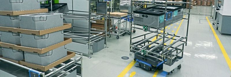 MIR200 manövriert selbstständig durch die Werkshallen.