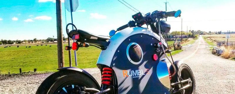 Dank der coolen Café-Racer-Optik ist das E-Bike ein echter Hingucker.
