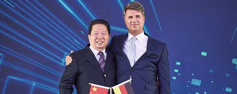 Harald Krüger (Vorstandsvorsitzender der BMW AG, rechts) mit Parteisekretär Chen Qiufa (CPC Liaoning Committee, links).