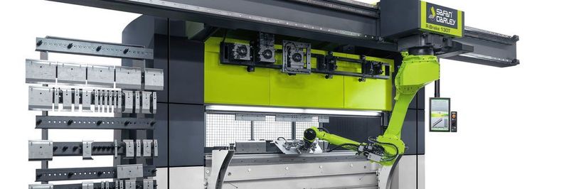 Bei der neuen R-Brake 130T hat Safan-Dyrley Abkantpresse und Roboter in einem System integriert.