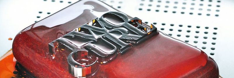 Auf der Formnext präsentiert das Fraunhofer ILT den Prototypen der Two-Cure-Anlage für den harzbasierten, support-freien 3D-Druck von Kunststoffbauteilen.