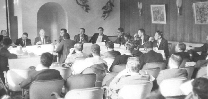 Vom 7. bis 11. Oktober 1968 trafen sich international anerkannte Experten der Computerwissenschaften aus 11 Ländern zur 1. NATO Software Engineering Conference. Ihr Ziel Richtlinien für Strukturen, Entwicklungsmethoden, Qualitätssicherung und Projektmanagement der Softwareentwicklung zu schaffen. Zu sehen, von links nach rechts: J.W. Smith, M. Paul, A.J. Perlis, B. Randell, D.T. Ross, R.M. Graham, Dr. G. Goos, W. van der Poel, M.D. McIlroy und H.A. Kinslow.