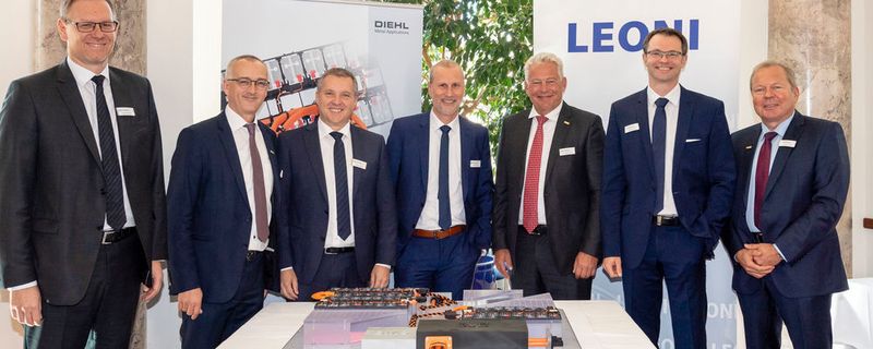 Leoni und Diehl arbeiten künftig bei Hochvolt-Batteriesystemen für Elektro- und Hybridfahrzeuge zusammen. Im Bild das Management beider Unternehmen.