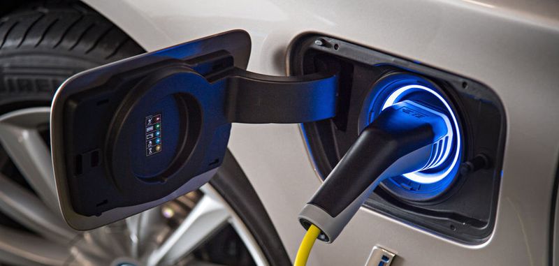 Die Society of Automotive Engineers (SAE) definiert derzeit drei verschiedene Stufen von Ladestationen, die auch als Electric Vehicle Supply Equipment (EVSE) bezeichnet werden.