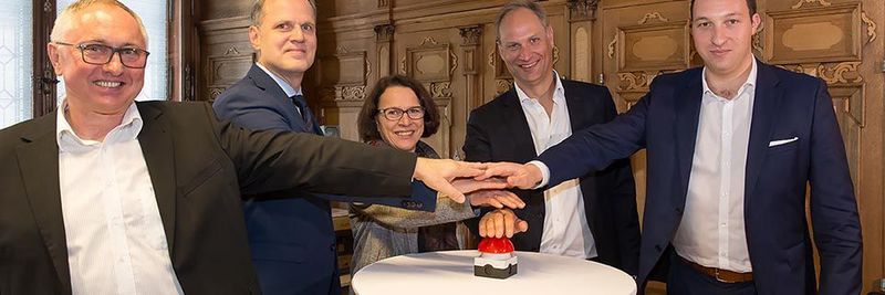 Starten das IoT-Netz (von links): Hans Mühlbauer (home2net GmbH), Jan-Erik Beuttel (Amt für Wirtschaft und Wissenschaft, Stadt Regensburg), Gertrud Maltz-Schwarzfischer (Bürgermeisterin Regensburg), Aurelius Wosylus und Maximilian Fenzl (beide Sigfox).
