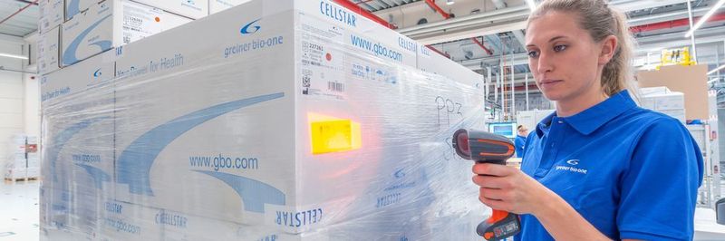 Auftragskommissionierung in der Vorzone: Die Zuführung der Quellpaletten aus dem Hochregallager erledigt der SAP-basierte Materialflussrechner per Transportauftrag direkt an die SPS-Steuerung.