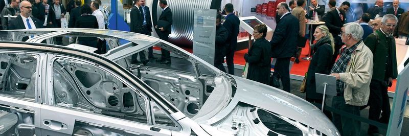 Klassische Blechkarosse bald Vergangenheit? Die diesjährige Messe Euroblech in Hannover fokussiert vor allem auf Digitalisierung und auf sich ändernde Forderungen in der Blechbearbeitung aufgrund der Wende in der Mobilität.