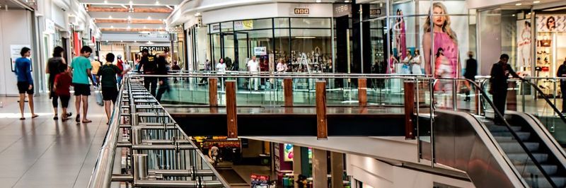 Deutsche Verbraucher nutzen den stationären Einzelhandel rege.