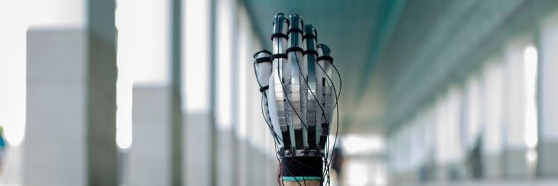 Die feinen Metallbänder bremsen die Bewegung der Finger, wenn die Haptik eines virtuellen Objekts simuliert werden soll.
