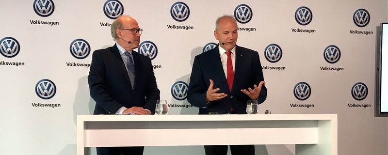Matti Pörhö, Präsident des European Dealer Councils (li.), und VW-Vertriebsvorstand Jürgen Stackmann präsentierten Details zur künftigen Zusammenarbeit zwischen Hersteller und Handel.