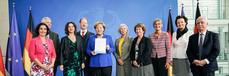 Übergabe des Jahresberichts des Nationalen Normenkontrollrates an Bundeskanzlerin Angela Merkel