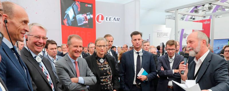 Ralf Brandstätter, Stefan Sommer, Herbert Diess, Hiltrud Werner, Thomas Schmall und Frank Welsch vom Volkswagen-Konzern machten bei ihrem Messerundgang halt bei Michael Zydek, Vice President Engineering Systems von Continental.