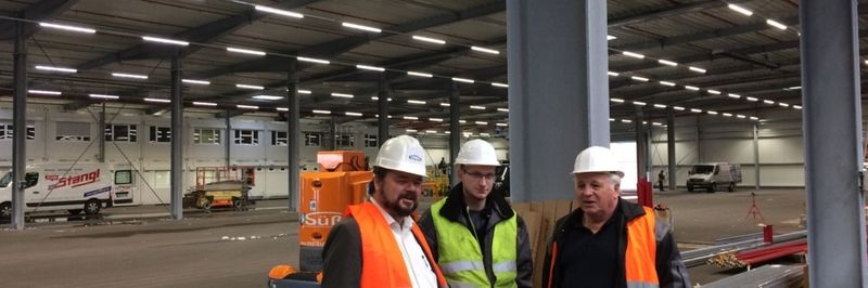Rainer Nobereit (l.) hat das standardisierte System mobiler Hallen zum Geschäft gemacht.
