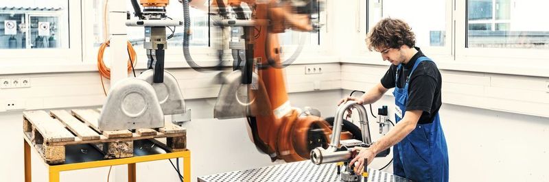 Ein Thema von Roboshield ist der sichere Betrieb von Arbeitsplätzen mit Mensch-Roboter-Kollaboration.