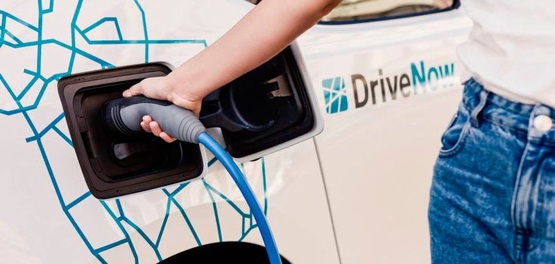 „Carsharing kann ein entscheidender Ansatz sein, um das Bewusstsein für die Potenziale der E-Mobilität und deren Akzeptanz in den Städten herzustellen bzw. zu stärken“, sagt DriveNow Geschäftsführer Sebastian Hofelich.