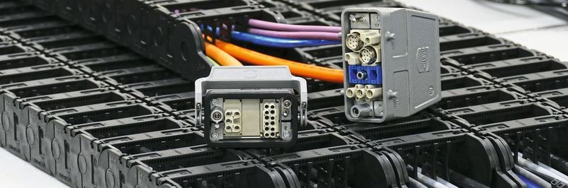Harting-Han-Modular-Steckverbinder und vorkonfektionierte Readychain Energiezuführungen von Igus bilden gemeinsam eine Plug-and-play-Lösung für das Regalbediengerät Exyz (RBG) von SSI Schäfer.