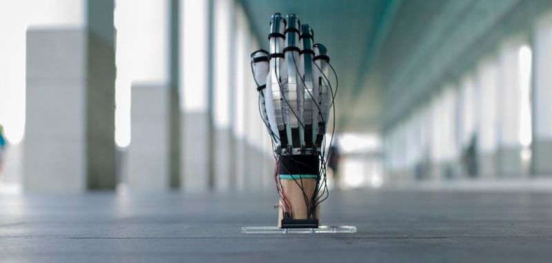 Die feinen Metallbänder bremsen die Bewegung der Finger, wenn die Haptik eines virtuellen Objekts simuliert werden soll.