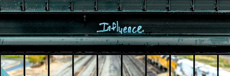 Influencer Marketing funktioniert auch im B2B – einen geeigneten Influencer zu finden, ist deshalb die zentrale Aufgabe der Influencer Marketing Strategie.