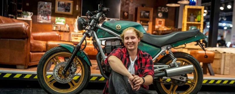 Der stolze Sieger und seine Honda.